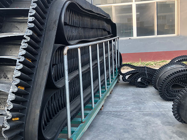 輸送帶：是拽引和承載物料主構(gòu)件